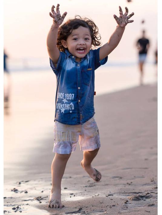 Anak yang kini berusia empat tahun ini terlihat gemas dengan rambut ikal dan senyumnya yang manis. (Liputan6.com/IG/@arsya.hermansyah)