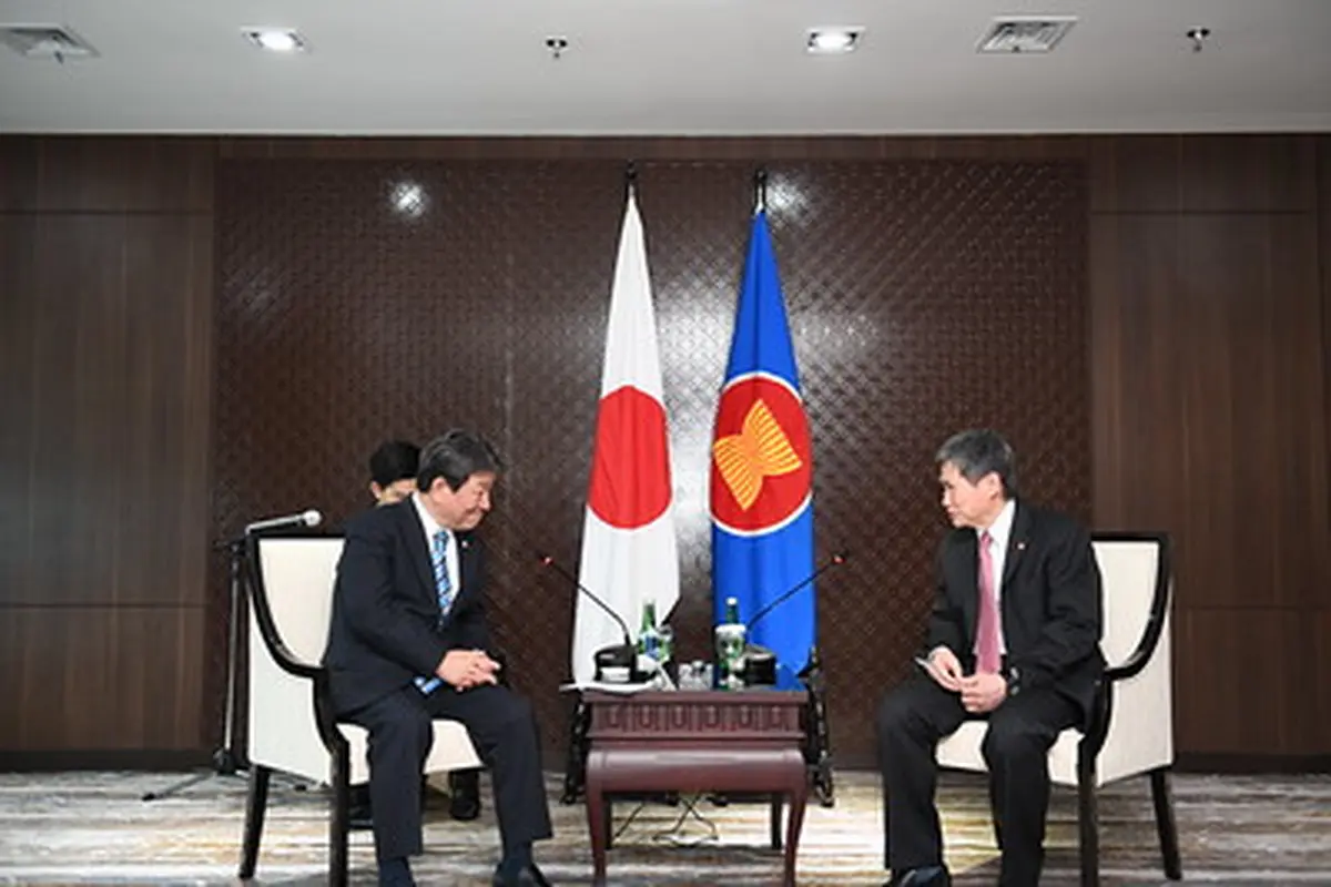 Menteri Luar Negeri Jepang Toshimitsu Motegi bersama sengan Sekretaris Jenderal ASEAN Lim Jock Hoi di kantor Sekretariat ASEAN Jakarta pada Jumat, 10 Januari 2020.