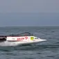 Pembalap nomor 77 daro Stromoy Racing, Bartek Marszalek saat tampil dalam ajang F1 Powerboat Lake Toba 2023, yang dihelat di Danau Toba, Sumatra Utara mulai Jumat (24/2/2023) hingga Minggu (26/2/2023). (Dok. F1H2O)