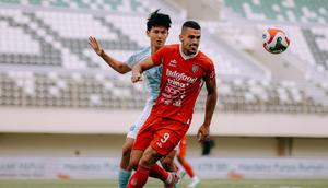 Striker Bali United, Boris Kopitovic, mencoba lepas dari pengawalan bek PSBS Biak saat kedua kesebelasan berhadapan di BRI Super League 2025/2026 di Stadion Maguwoharjo, Sleman, Senin (22/12/2025) malam WIB. (Bola.com/Dok. Bali United)