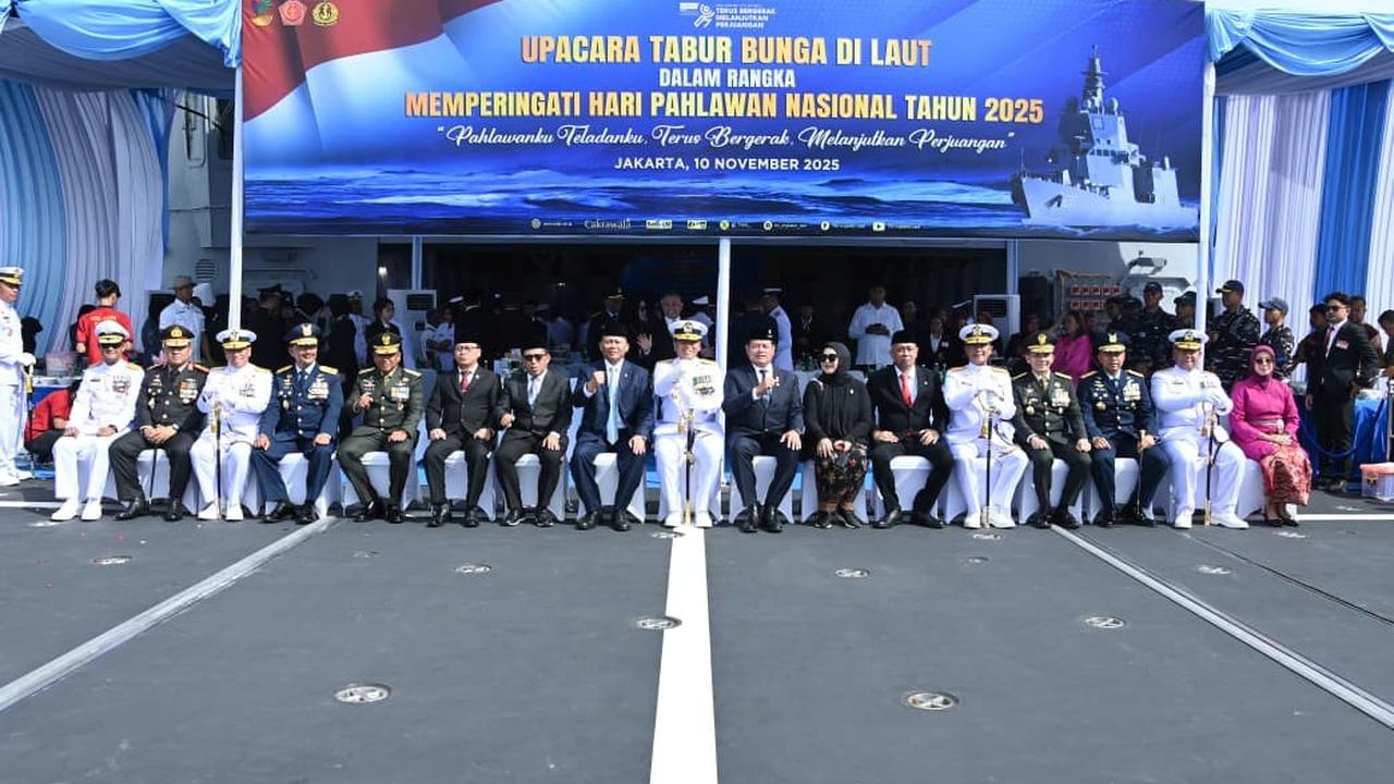 FOTO: Kasal Pimpin Upacara Hari Pahlawan di Atas KRI Brawijaya-320