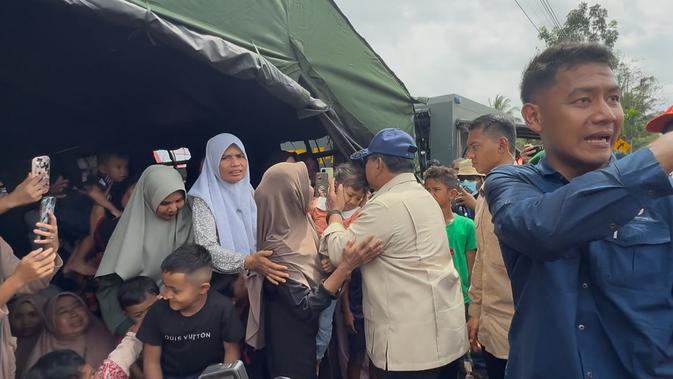 Saat Prabowo Cium Kening Anak Kecil di Tenda Pengungsian Korban Banjir Aceh