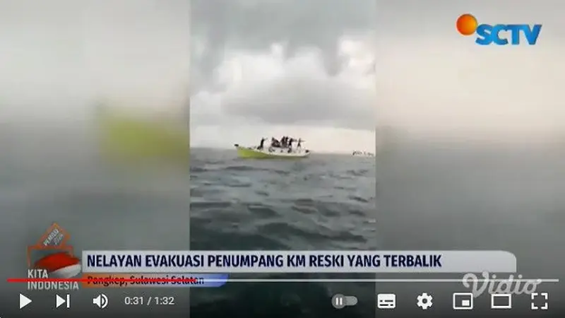 Kapal Motor (KM) Reski terbalik dihantam gelombang tinggi, 7 penumpang dilaporkan meninggal dunia. (YouTube Liputan6)