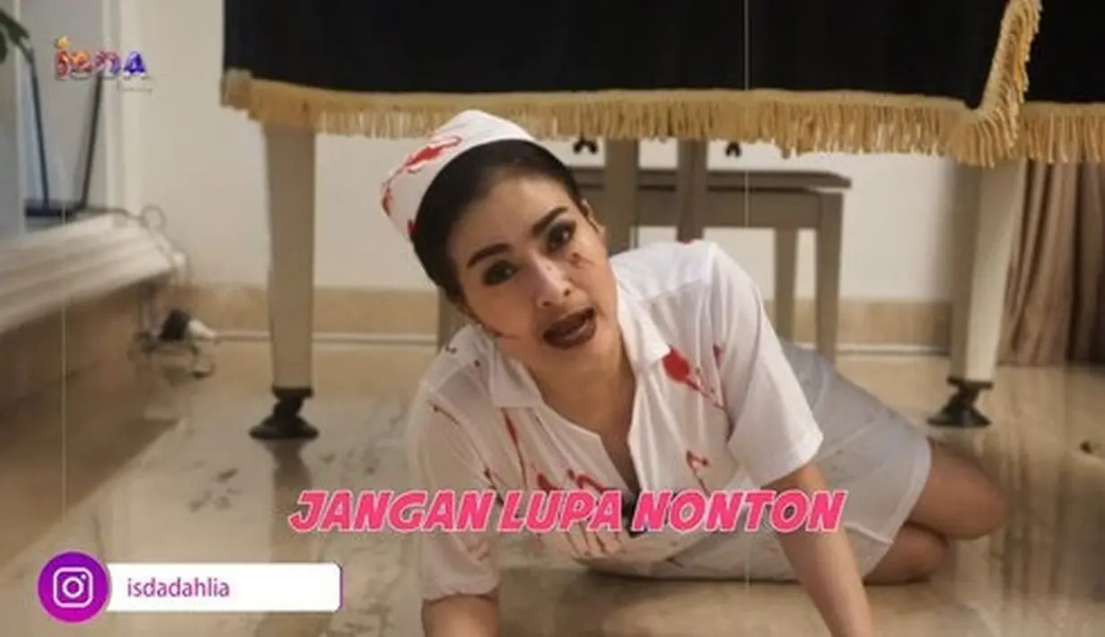 Bahkan di baju dan wajahnya harus dilumuri darah untuk membuatnya jadi menakutkan. Penyanyi 50 tahun ini tak bisa menyembunyikan paras awet mudanya. (Liputan6.com/YouTube/Isda Family).