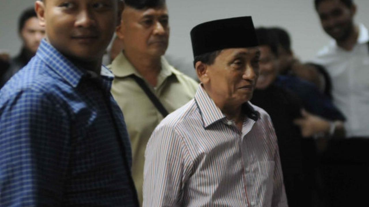 Sidang vonis ditunda, Fuad Amin tersenyum lepas