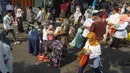 Makanan kecil dalam kemasan menjadi simbol pengganti hasil bumi. (merdeka.com/Arie Basuki)