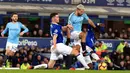 Striker Manchester City, Sergio Aguero berusaha melewati dua pemain Everton, Idrissa Gueye dan Michael Keane selama pertandingan lanjutan Liga Inggris di Goodison Park Stadium (6/2). City menang atas Everton 2-0. (Peter Byrne/PA via AP)