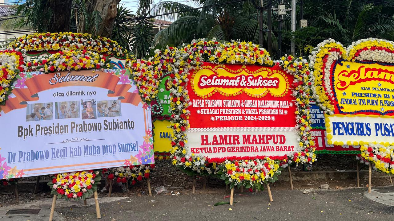 Jelang Pelantikan Prabowo-Gibran, Karangan Bunga Ucapan Selamat Berjejer di Istana