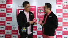Deputy CEO Smartfren, Djoko Tata Ibrahim (kiri) dan Chief Brand Officer Smartfren, Roberto Saputra, berbincang pada peluncuran kartu perdana 10N+ di Galeri Smartfren, Jakarta, Selasa (17/3/2020). Kartu 10N+ juga memberikan benefit aktivasi 3GB. (Liputan6.com/Fery Pradolo)