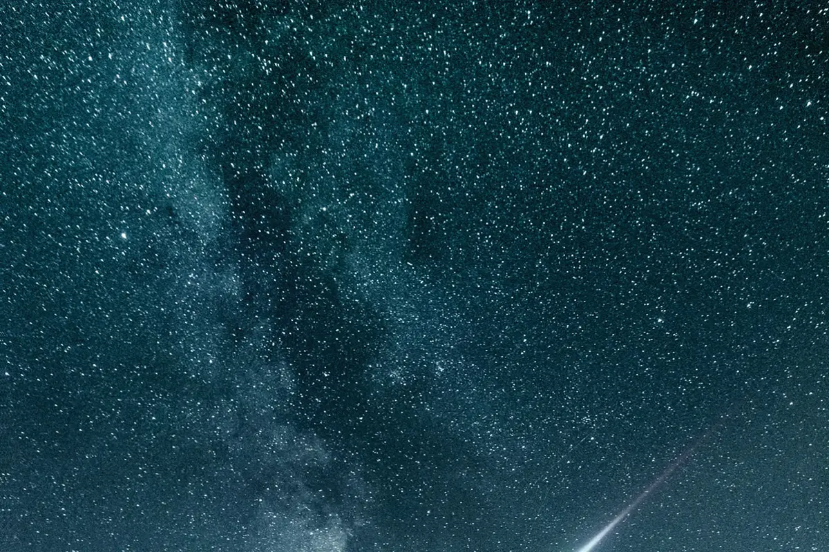Kisah perempuan selamat dari meteor yang jatuh tepat di bantal sebelah ia tidur/dok. Unsplash alexander
