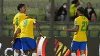 Pemain Brasil Marquinhos (kiri) dengan rekan setimnya merayakan gol ke gawang Venezuela dalam lanjutan kualifikasi Piala Dunia 2022 Qatar zona Amerika Selatan di Estadio Olimpico de la UCV, Caracas, Jumat (8/10/2021) pagi WIB. (AP Photo/Ariana Cubillos)
