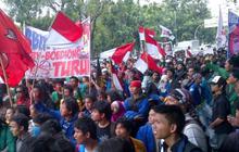 Mahasiswa bergerak, Jl Kramat Raya macet parah