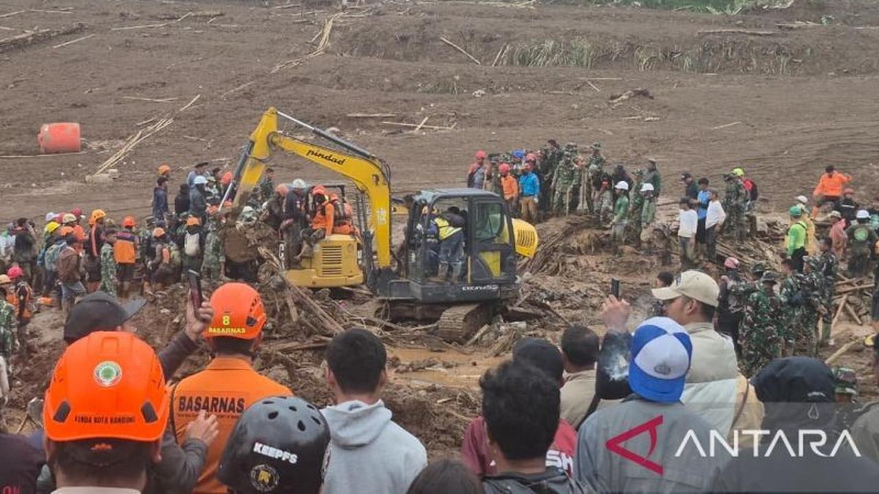 Tim SAR Serahkan 25 Kantong Jenazah Korban Longsor Cisarua ke DVI