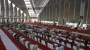 Umat Muslim sholat di Masjid Agung Faisal pada awal Itikaf, di sebuah masjid untuk pria selama bulan suci Ramadhan di Islamabad (3/5/2021). Umat Muslim melakukan Itikaf 10 hari terakhir bulan Ramadhan, dalam rangka meraih malam kemuliaan atau Lailatul Qadar. (AFP/Aamir Qureshi)