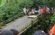 Gotong Royong Warga Lumajang: Jembatan Darurat Bambu Penghubung Dua Kecamatan Berdiri dalam Semalam!