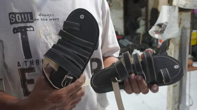 Sandal yang diproduksi Agus di rumah produksinya