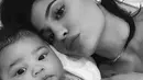 Usai melahirkan, Kylie Jenner pun lebih sering terbuka dan mengunggah foto anaknya tersebut di Instagram. (instagram/kyliejenner)