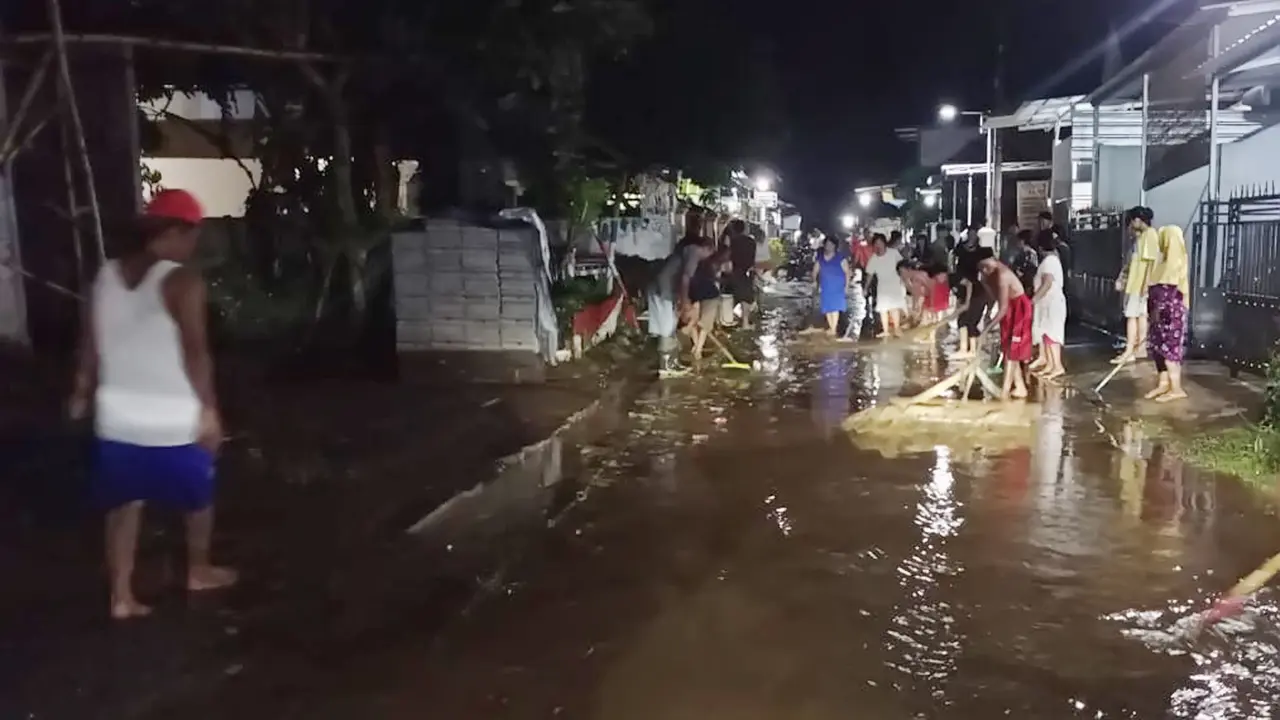 Warga Desa Kutorenon Lumajang membersihkan material banjir yang menggenangi area rumahnya (Istimewa)