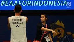 Pebulutangkis Indonesia, Sony Dwi Kuncoro (kiri) menerima arahan saat laga melawan pemain Jepang Kazumasa Sakai di kualifikasi Indonesia Open 2017 di Jakarta Convention Centre, Senin (12/6). Sony kalah 13-21, 16-21. (Liputan6.com/Helmi Fithriansyah)