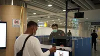 Salah seorang penumpang pesawat tengah mengisi customs declaration (CD) di Bandara. (Istimewa)