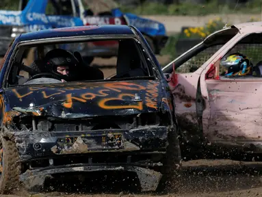 Pengemudi berkompetisi saling menghancurkan mobil 'Demolition Derby'  di Ta 'Qali, Malta pada 10 Maret 2019. Acara ini merupakan demolition derby wanita pertama yang diselenggarakan Association of Motor Sports and Cars. (REUTERS/Darrin Zammit Lupi)