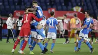 Para pemain Napoli merayakan kemenangan 4-2 dalam drama adu penalti kontra Juventus di final Coppa Italia 2019-2020 di Stadion Olimpico, Roma. (AP Photo/Andrew Medichini)