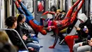 Penari underground yang mengenakan kostum Spiderman tampil di kereta bawah tanah Saint Petersburg, Rusia pada 21 Mei 2021. Penari berkostum Spiderman tersebut tampil berjungkir, melompat dan melakukan gerakan akrobatik di kabin kereta bawah tanah. (Olga MALTSEVA / AFP)