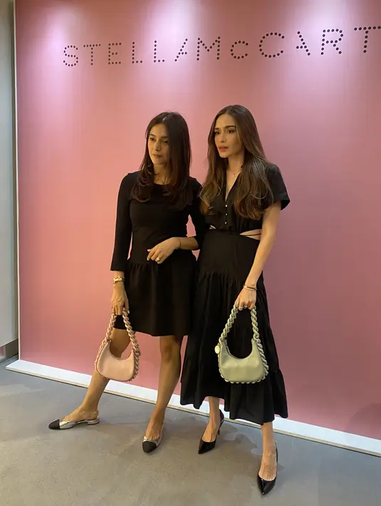Nabila Syakieb dan Yasmine Wildblood hadir bersama-sama. Keduanya kompak mengenakan pakaian serba hitam. Dengan model tas yang serupa. [Fimela/Anisha Saktian]