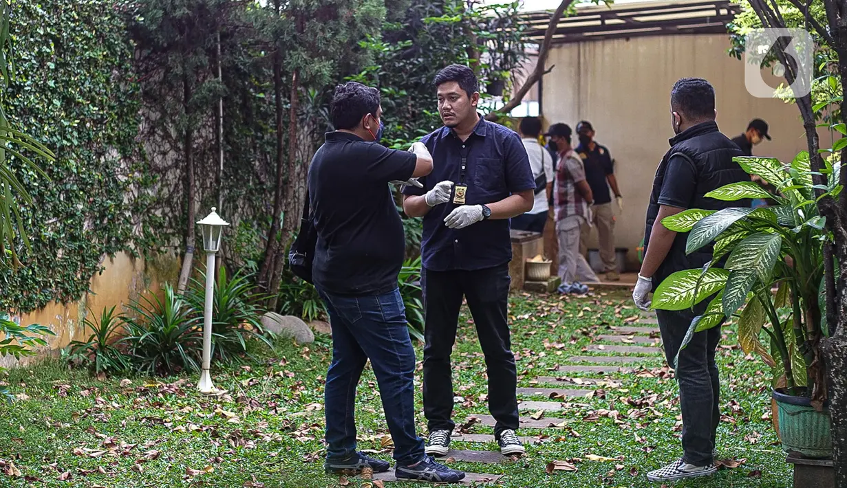 Tim penyidik kepolisian melakukan prarekonstruksi di rumah singgah Irjen Ferdy Sambo di Komplek Polri Duren Tiga, Jakarta, Sabtu (23/7/2022). Prarekonstruksi itu merupakan lanjutan dari kegiatan yang sama digelar pada Balai Pertemuan Polda Metro Jaya pada Jumat (22/7/2022) malam. (Liputan6.com/Faizal Fanani)