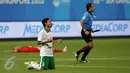 Gelandang timnas Indonesia U-23, Evan Dimas Darmono (tengah) berdoa usai laga melawan Singapura di penyisihan Grup A SEA Games 2015 di Stadion Jalan Besar Singapura, Kamis (11/6/2015). Indonesia unggul 1-0 atas Singapura. (Liputan6.com/Helmi Fithriansyah)