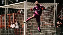 Maarten Paes saat membawa Ajax mengalahkan Utrecht melalui drama adu penalti 4-3 (1-1) dalam laga playoff di Kras Stadion, Volendam, Minggu (24-5-2026) malam WIB. (Dok. ajax.nl)
