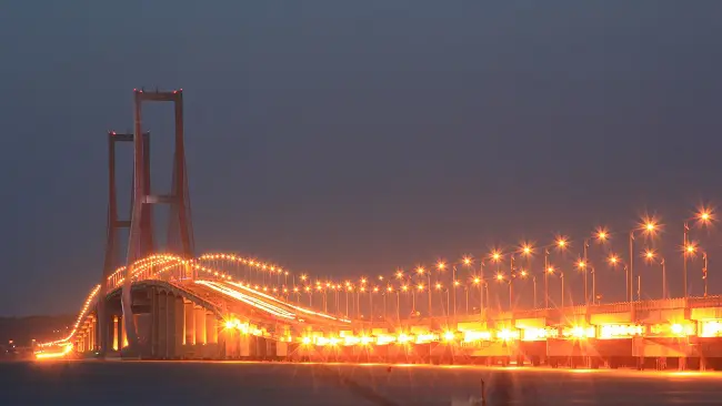 Indahnya Jembatan Suramadu di malam hari.