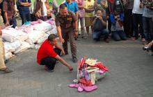 Selain minta maaf, produsen harus tarik semua sandal berlafaz Allah