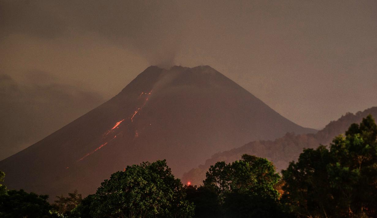 FOTO: Luncurkan Lava Pijar, Begini Penampakan Gunung Merapi