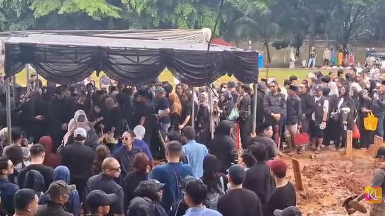 6 Potret Pemakaman Vidi Aldiano, Suasana Penuh Haru Diiringi Hujan