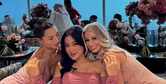 Jessica Iskandar langsungkan baby shower bersama orang terdekat. Kali ini ia kenakan mini dress bernuansa pink yang begitu menggemaskan. [Foto: Instagram/ Jessica Iskandar]