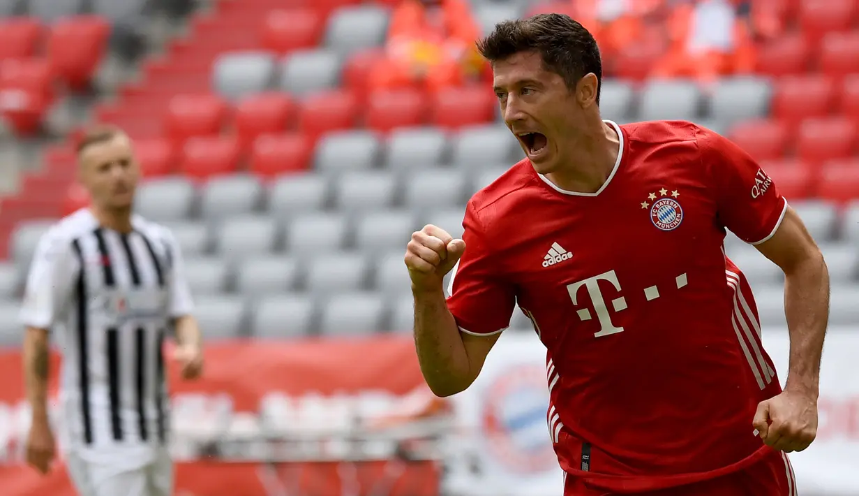 4. Robert Lewandowski (68 gol) - Penyerang Bayern Munchen ini menjadi top skor Liga Champions musim 2019/2020. Lewandowski memiliki 68 koleksi gol dari memperkuat Bayern Munchen dan Borussia Dortmund di Liga Champions. (AFP/Sven Hoppe)