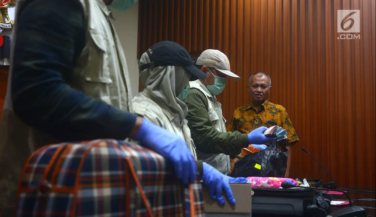 Suasana saat penyidik KPK menunjukkan barang bukti OTT terhadap anggota Komisi XI Amin Santono, Jakarta, Sabtu (5/5). (Merdeka.com/Imam Buhori)