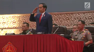 Presiden Joko Widodo bersiap memberikan pembekalan Calon Perwira Remaja (Capaja) Akademi TNI dan Polri Tahun 2017 di Gedung Olahraga (GOR) Ahmad Yani Mabes TNI Cilangkap, Jakarta, Senin (24/7). (Liputan6.com/Faizal Fanani)