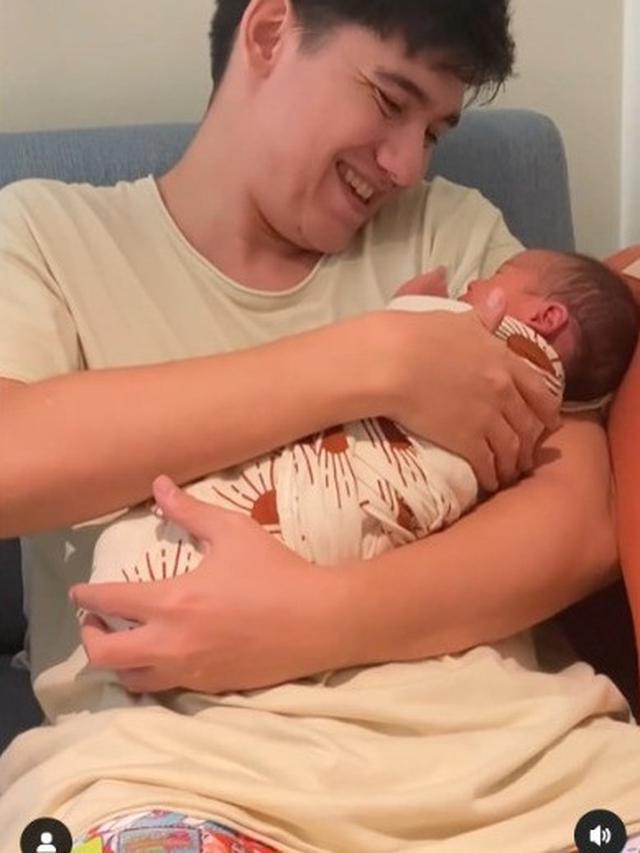 Potret Adipati Dolken Asuh Baby Nae Ini Bikin Senyum Tipis