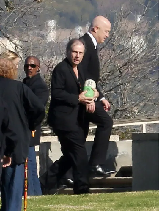 Tak hanya itu, Gary, anjing kesayangan Carrie pun turut hadir. Kabarnya Gary mendekatkan diri, dengan menghampiri makam Carrie dan Debbie, seakan ingin ikut andil melepas kepergian mereka. (doc.hollywoodlife.com)