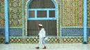 Seorang pria mengunjungi mengunjungi Hazrat-e-Ali atau Masjid Biru di Mazar-e-Sharif, Afghanistan, Rabu (7/7/2021). Menurut Atlas Obscura, struktur Masjid Biru tampak mengesankan karena arsitektur yang menggunakan ubin tanah liat. (AP Photo/Rahmat Gul)