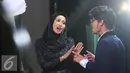 Laudya Cynthia Bella bersama Wafda saat pembuatan video klip ost film 'Surga yang Tak Dirindukan 2' di Cilandak, Jakarta, Jumat (14/10). Bella merasa lebih tertantang dan bisa lebih bertanggung jawab ketika bernyanyi duet. (Liputan6.com/Herman Zakharia)