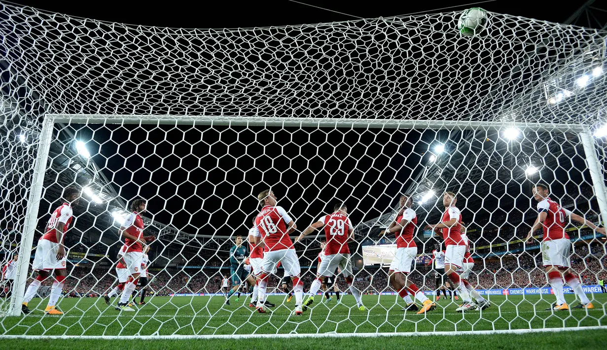 Sejumlah pemain Arsenal melihat bola yang masuk ke gawangnya pada laga persahabatan di ANZ Stadium, Sabtu (15/7/2017). Arsenal menang 3-1 atas Western Sydney Wanderers. (EPA/Dan Himbrechts)
