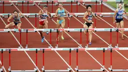 Pelari Indonesia, Nova Emilia (kedua kiri) saat bertanding pada final atletik nomor lari halang rintang 100 meter putri di Stadion Utama GBK, Jakarta (26/8). Nova Emilia finis di posisi kedua dengan catatan waktu 13,33 detik. (Liputan6.com/Fery Pradolo)