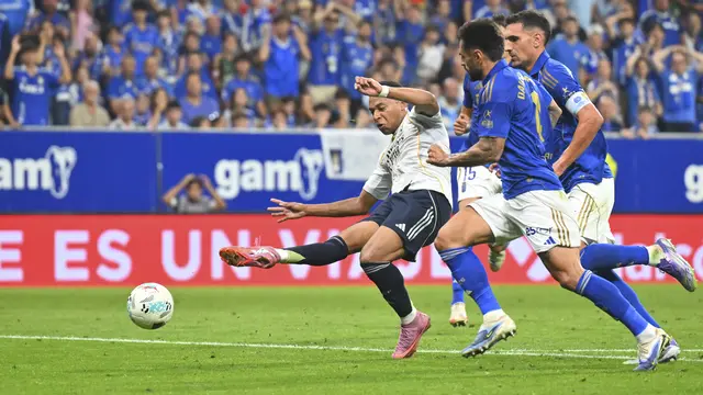 Kylian Mbappe dari Real Madrid (kiri) mencetak gol pembuka timnya dalam laga La Liga antara Real Oviedo dan Real Madrid