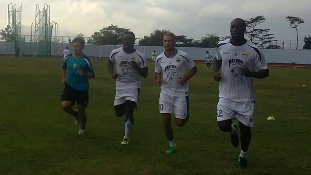 Michael Essien, Raphael Maitimo, dan Carlton Cole