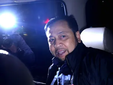 Terpidana korupsi E-KTP, Setya Novanto naik mobil tahanan KPK usai menjalani pemeriksaan di Jakarta, Kamis (12/9/19). SN diperiksa sebagai saksi kasus tindak pidana korupsi Pengadaan Paket Penerapan E-KTP dengan tersangka Dirut PT Sandipala Arthaputra Paulus Tannos. (Liputan6.com/Helmi Fithriansyah)