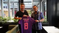 Gading Marten (kiri) bersama Presiden Persik Kediri. (Gatot Susetyo/Bola.com)