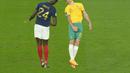 Penyerang Australia, Mitchell Duke berebut bola udara dengan bek Prancis, Ibrahima Konate pada pertandingan grup D Piala Dunia 2022 Qatar di Stadion Al Janoub di Al Wakrah, Qatar, Rabu (23/11/2022). Prancis menang atas Australia dengan skor 4-1. (AP Photo/ Alessandra Tarantino)